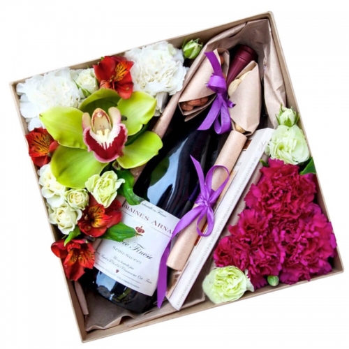 Шампанское в коробке с цветами